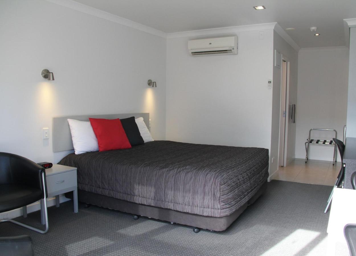 Pukekura Motor Lodge New Plymouth Luaran gambar A typical motel room