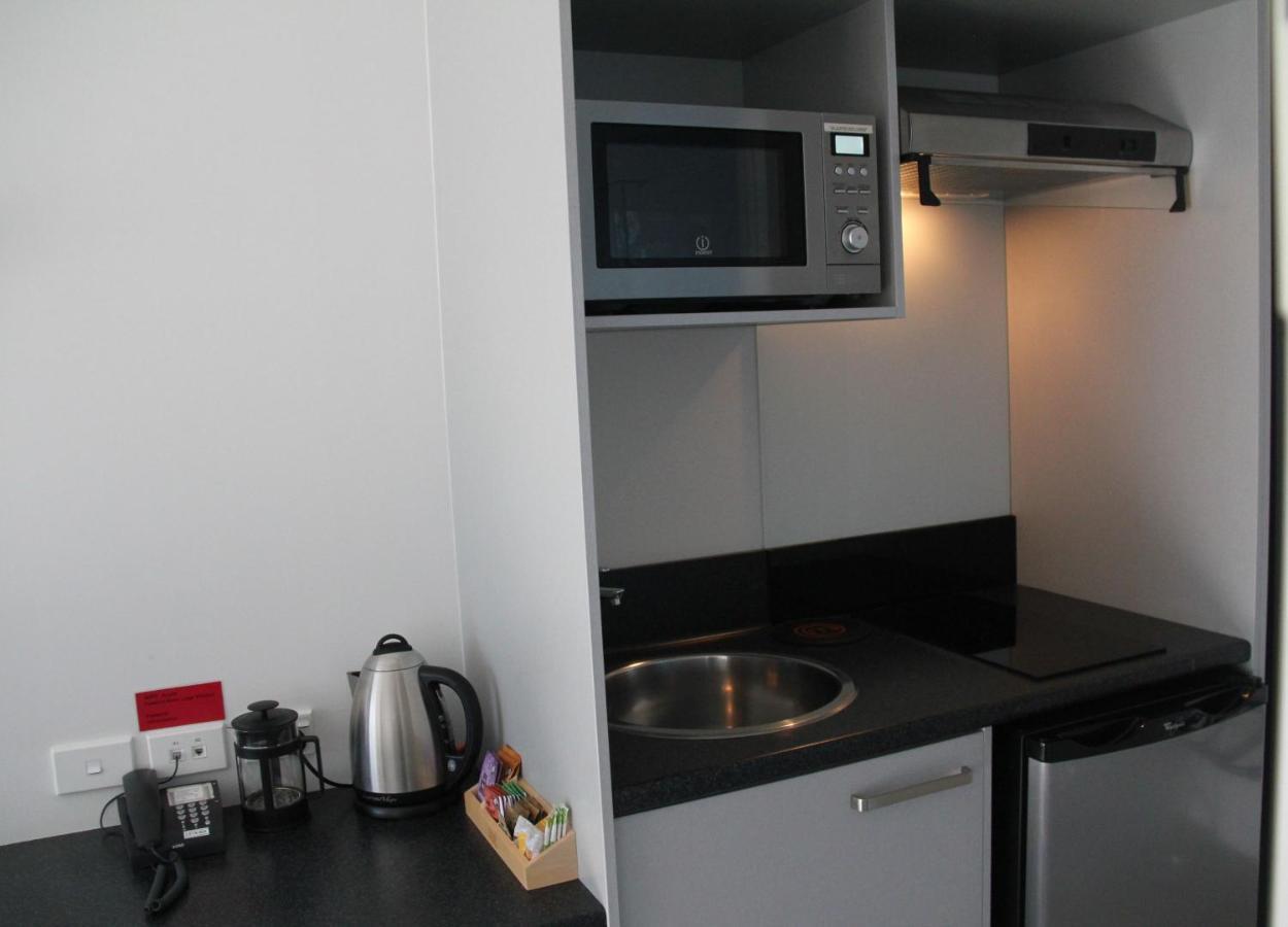 Pukekura Motor Lodge New Plymouth Luaran gambar A kitchenette in a hotel room
