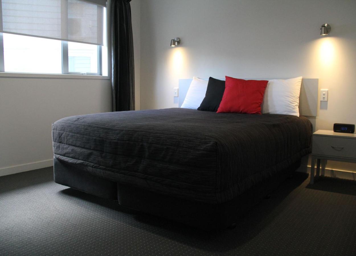 Pukekura Motor Lodge New Plymouth Luaran gambar A typical motel room