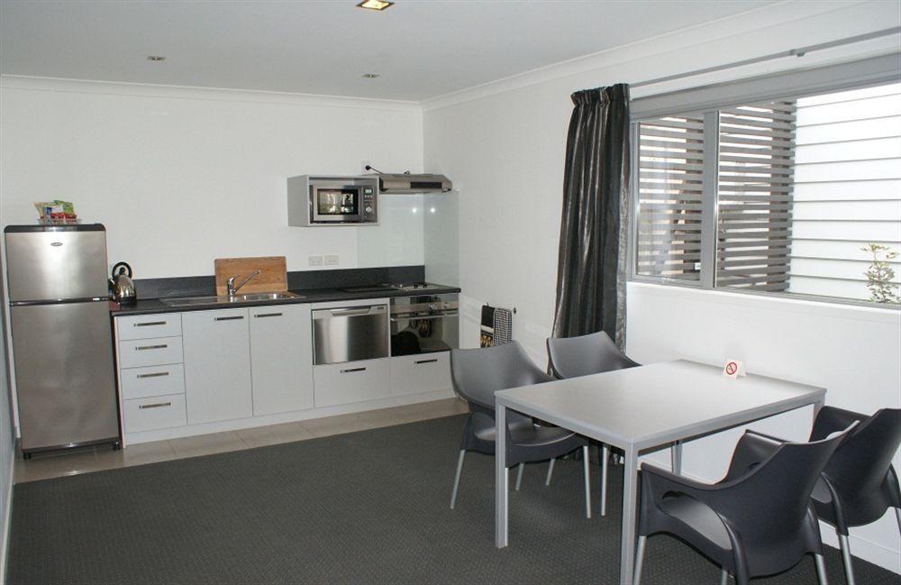 Pukekura Motor Lodge New Plymouth Luaran gambar A typical apartment kitchen