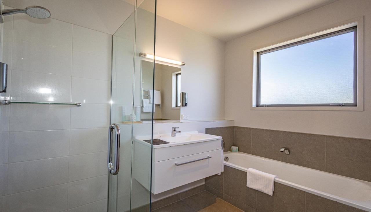 Pukekura Motor Lodge New Plymouth Luaran gambar A modern bathroom